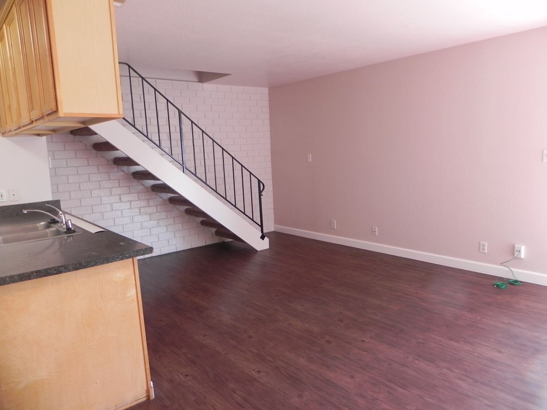 Building Photo - 2216 Peach Ave