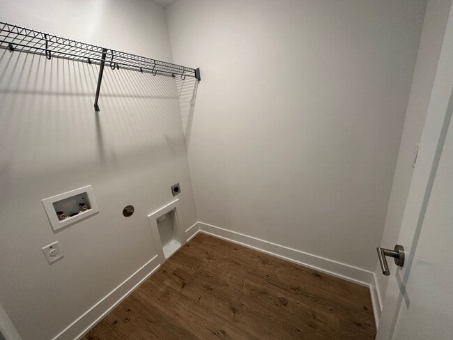 Building Photo - POOL & Clubhouse! 3 Bdrm, 2.5 Bath 1450 sq ft Townhouse, All Appliances, Gas Heat & A/C, Pet OK, ...