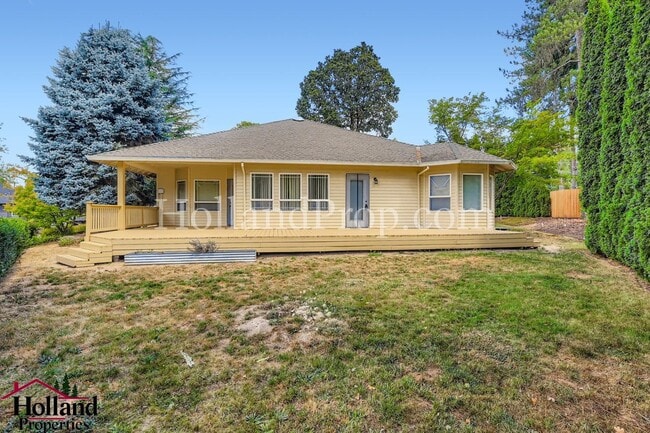 Building Photo - 1655 SE Brookwood Ave