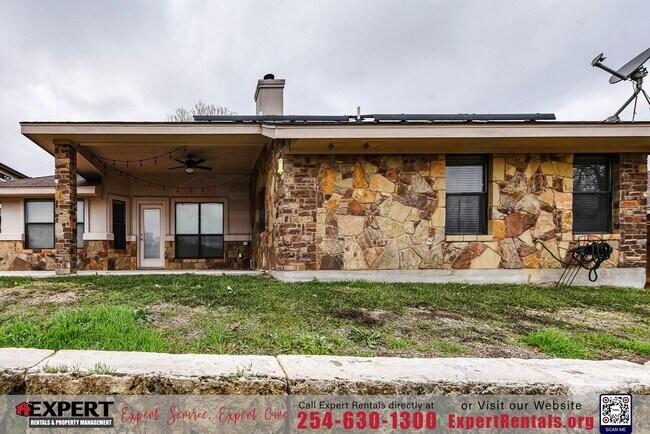 Building Photo - GORGEOUS 3 BEDROOM HOME WITH SOLAR PANELS!!