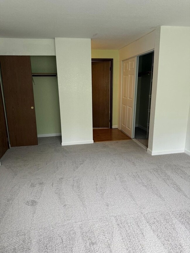 Building Photo - Beautiful 2 bedrooms 1.5 Bath
