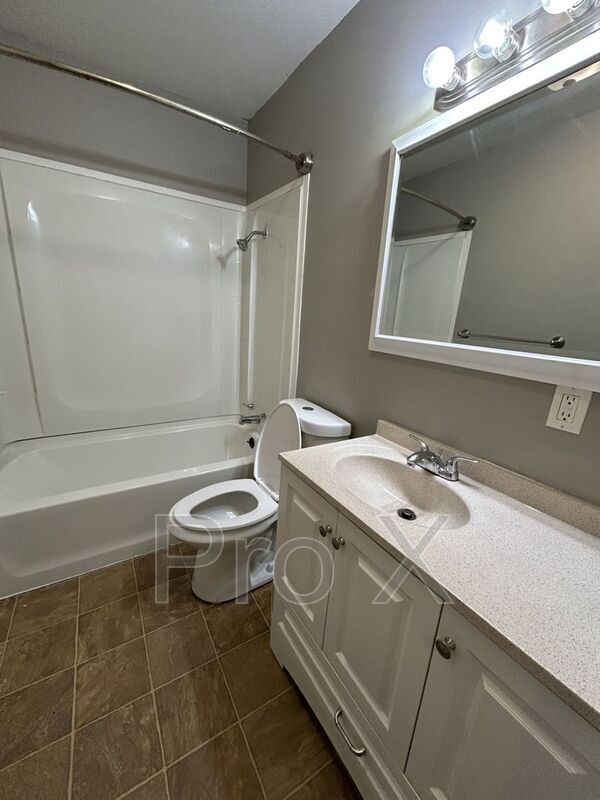 Building Photo - 1303 E 9th St