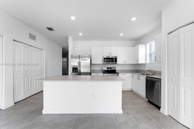 Building Photo - 2960 SE 23rd Ave