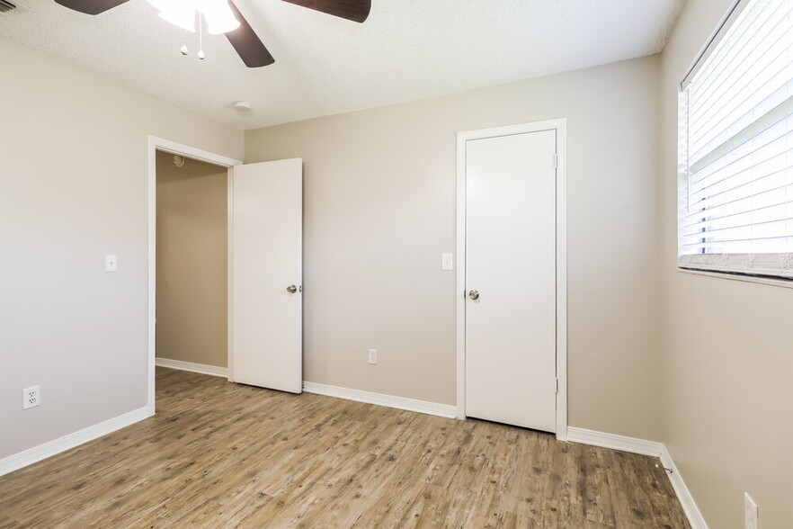 Building Photo - 8366 Knotts Landing Dr E