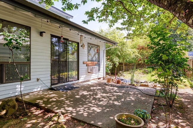 Building Photo - Contemporary One-Level 2 Bed/1 Bath Tranquil Retreat