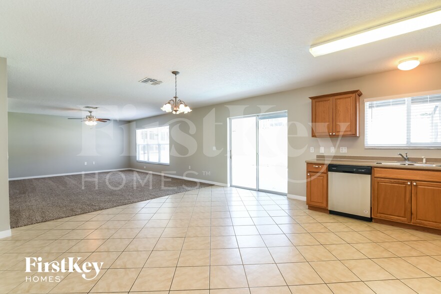 Building Photo - 300 Aster Dr