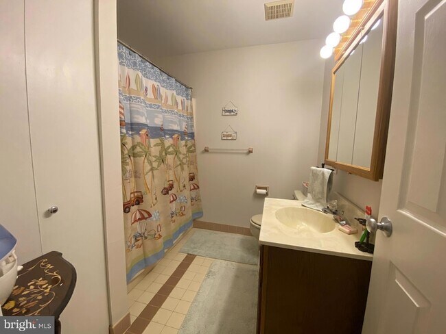 Building Photo - 240 Valley Stream Ln