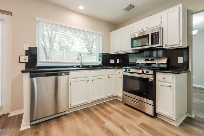 Building Photo - 2806 Sunshine Cir