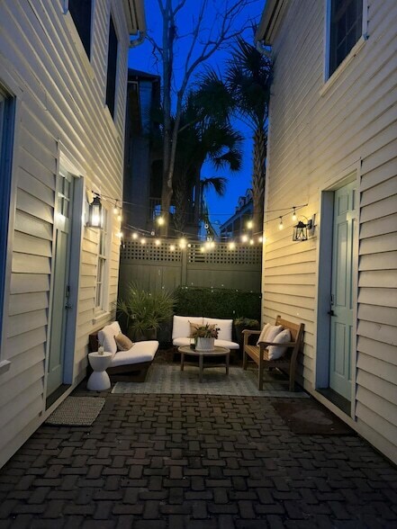 Building Photo - 9 Bogard St