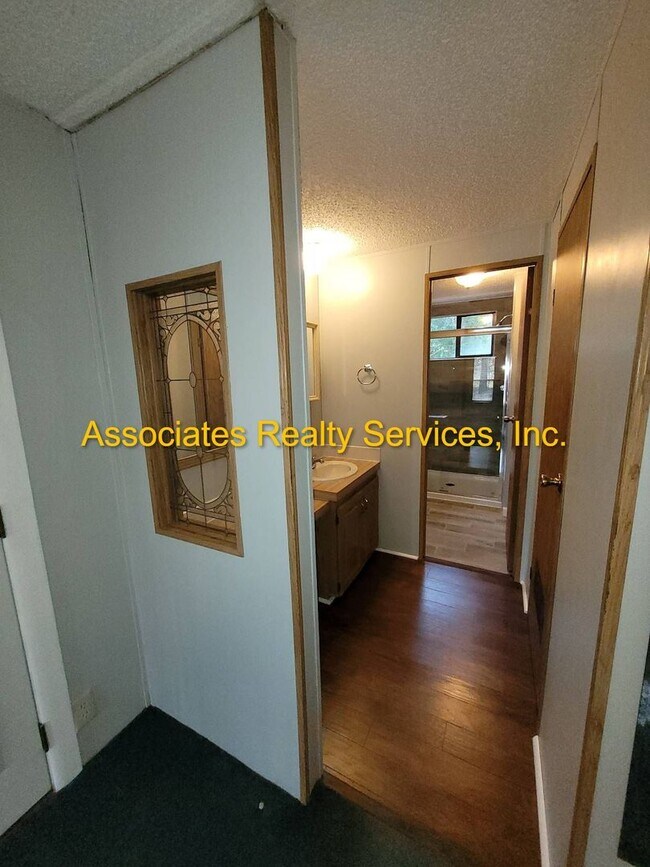 Building Photo - Cute Country Home on 2 acres!
