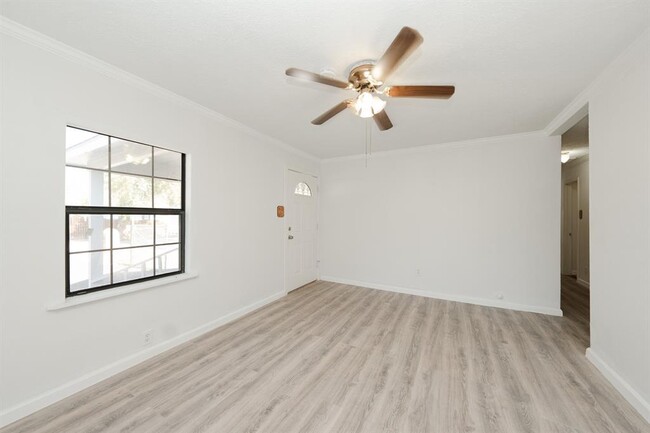 Building Photo - 9526 Nyssa St