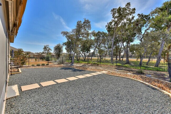 Building Photo - 220 Comal Ln
