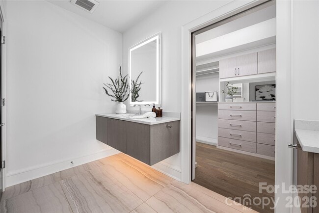 Building Photo - 614 Queens Rd