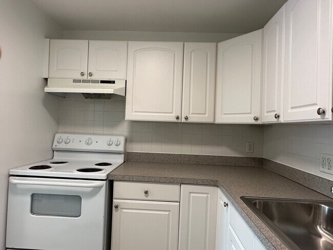 Building Photo - Large, updated 2 bedroom near the Green Li...