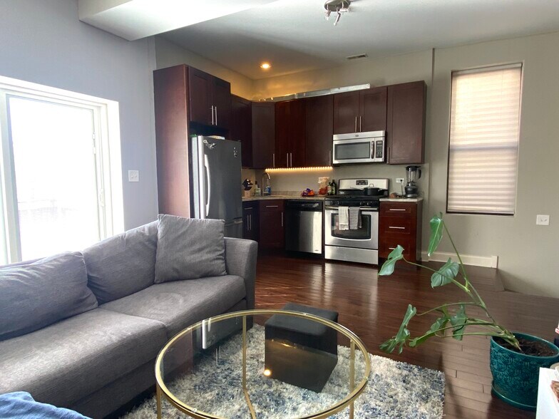 Building Photo - 1312 N Claremont Ave