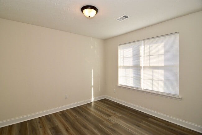 Building Photo - Recently Renovated 3 Bedroom House - Section 8 Welcome