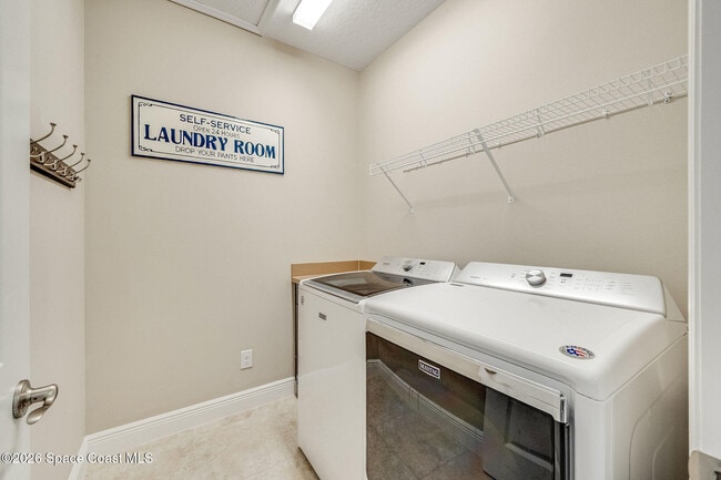 Building Photo - 7782 Paragrass Ave