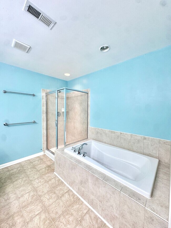 Building Photo - THREE BEDROOM/2.5 BATH TOWNHOME located in PARKLAND School District!