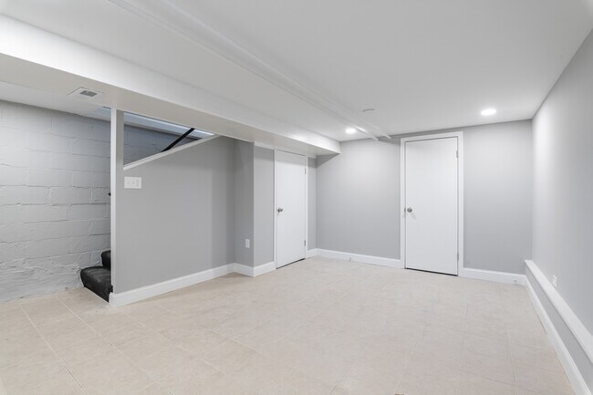 Building Photo - 4813 Midwood Ave