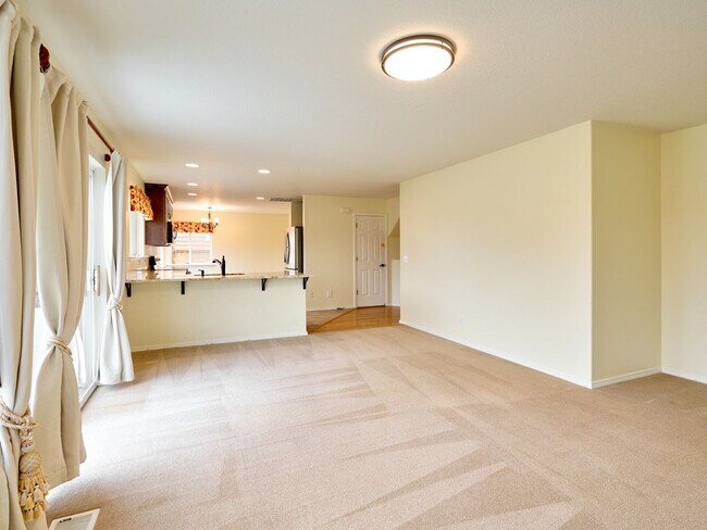 Building Photo - 643 Meadowbrook Ln