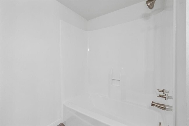 Building Photo - 80 Lakeview Village