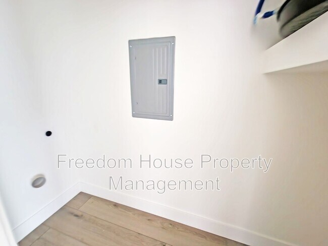 Building Photo - 1340 Arrowhead St