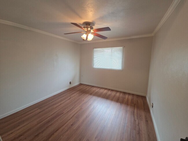 Building Photo - Well Maintained - 2 bedroom home in great area.
