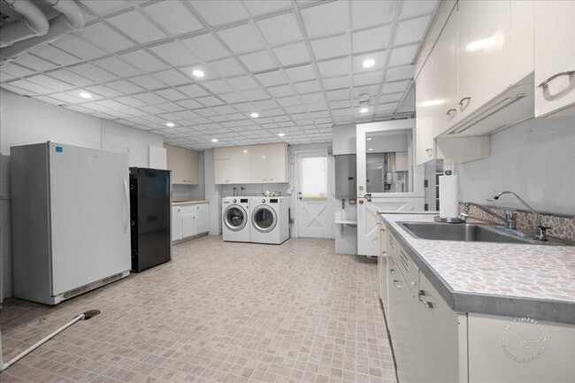 Building Photo - 921 S Batavia Ave