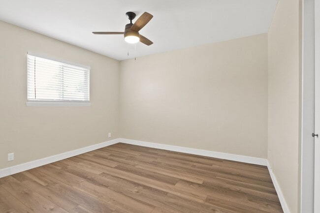 Building Photo - Spacious 3 Bedroom 2 Bath Available Now!