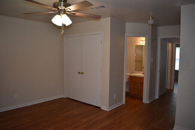 Building Photo - 837 Lakeview Dr