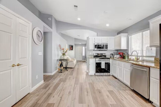 Building Photo - Short Term Rental & Furnished