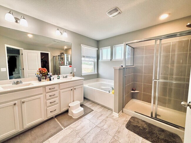 Building Photo - Stunning 5bed/3 1/2 bath Home in Shakopee!