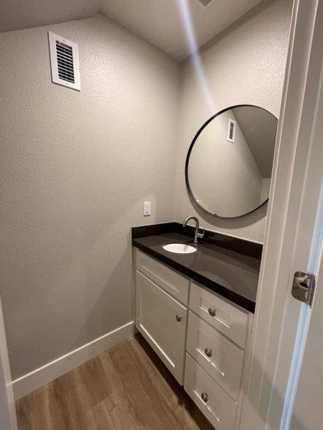 Building Photo - Tahoe Park 2 Bedroom Near UC Davis Med Center