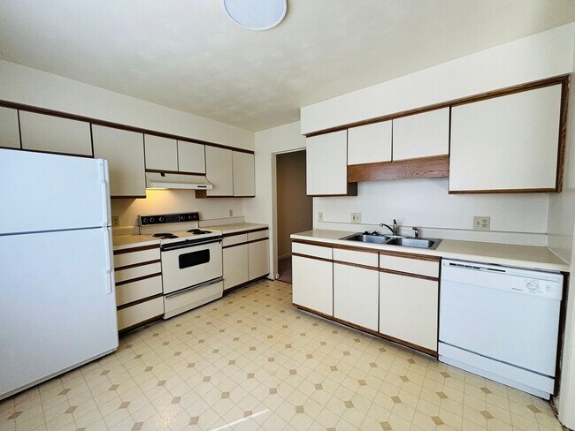 Building Photo - 2500 Ridge Rd