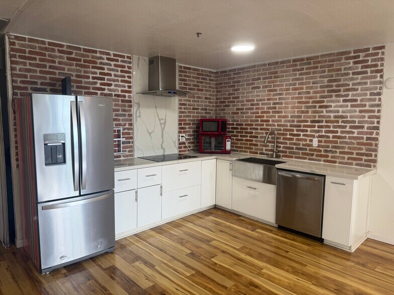 Building Photo - 555 Pierce St