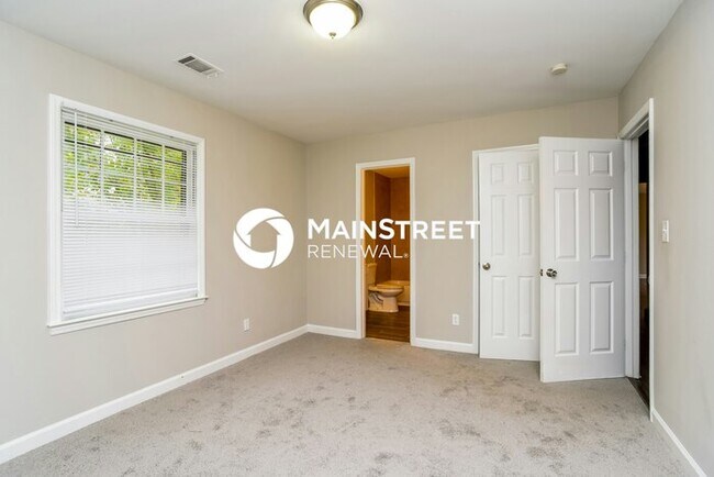 Building Photo - 3 Bedroom Pet-Friendly Home in Charlotte, NC with Main Street Renewal