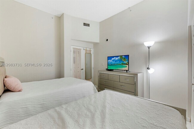 Building Photo - 1155 Brickell Bay Dr