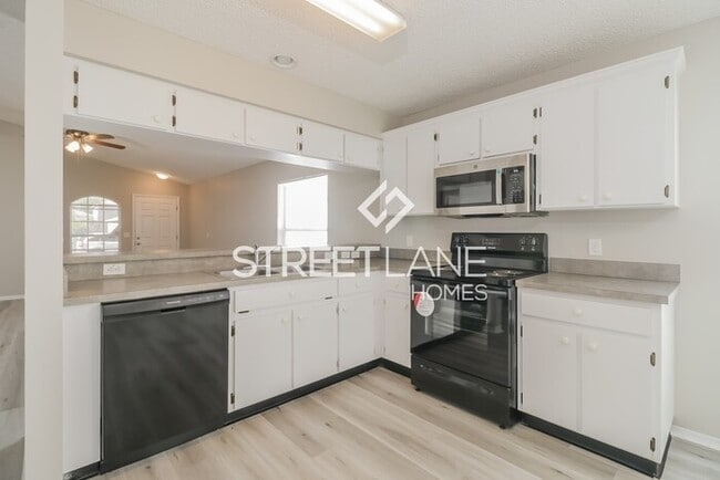 Building Photo - ONE MONTH FREE!!