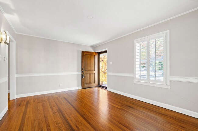Building Photo - Charming Updated Bungalow in Raleigh’s Mordecai District!