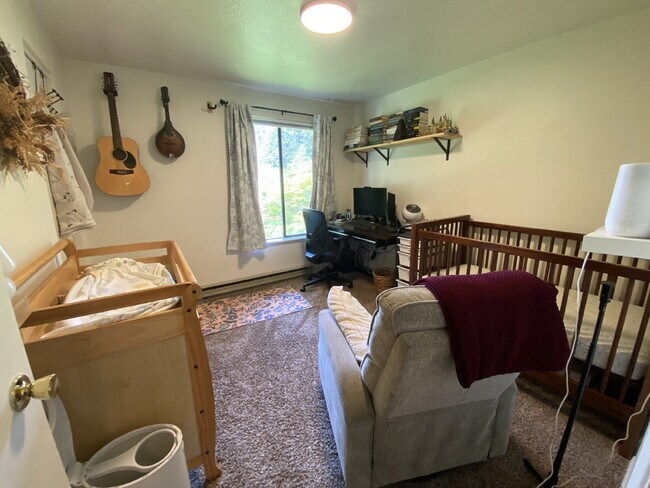 Building Photo - Spacious 2-Bedroom Townhome in Fairhaven with Spacious Fenced Yard
