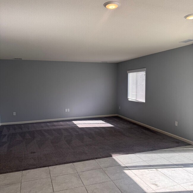 Building Photo - 3 Bedroom with a Loft Home in Lemmon Valley Available Now!