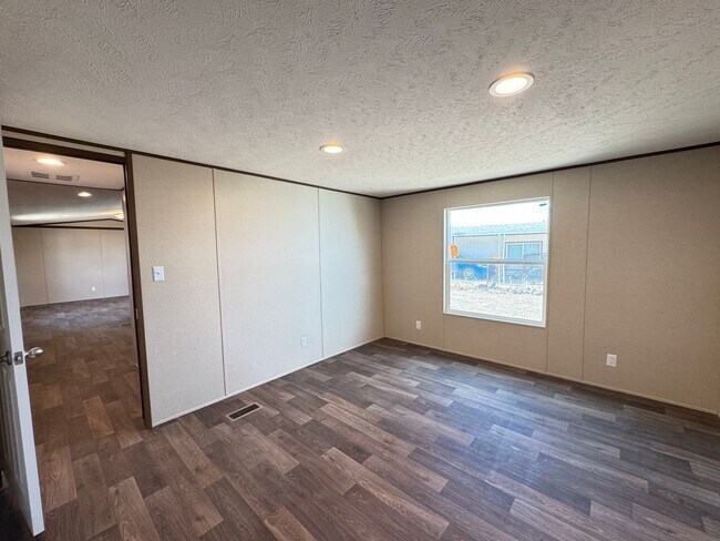 Building Photo - 1700 Yale Dr