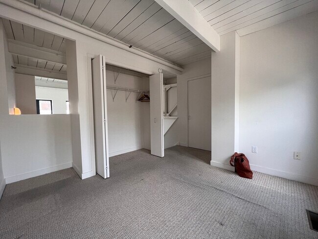 Building Photo - 71 Fulkerson St