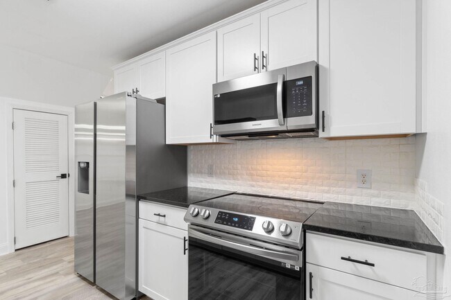 Building Photo - 707 Majestic Dr