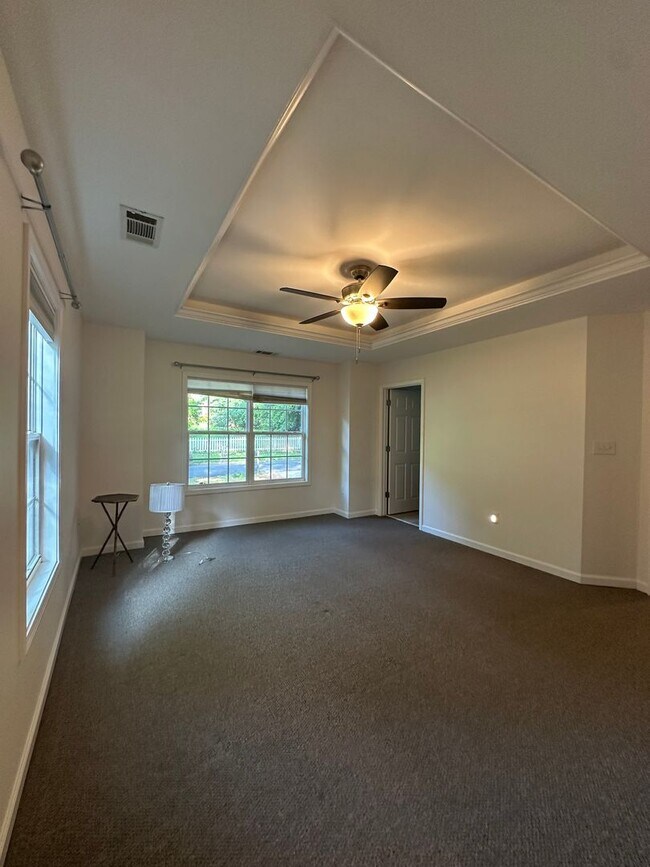 Building Photo - 250 Hodgson Dr