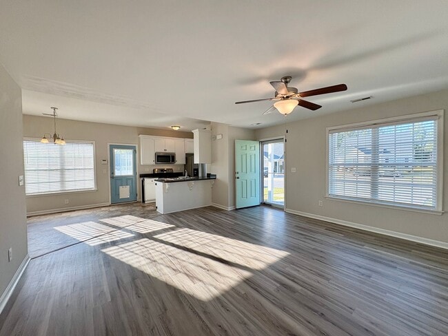 Building Photo - Move-In Ready, Fenced-In Backyard, Pet Friendly, One Story Home – Convenience Meets Comfort!