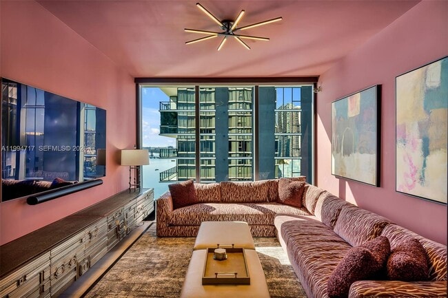 Building Photo - 700 NE 24th St