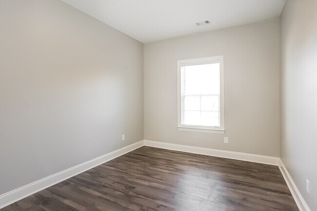 Building Photo - Inviting 3-Bedroom Home