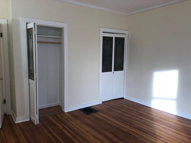 Building Photo - 58-60-60 Brackenbury St