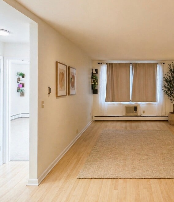 Building Photo - 2025 E Greenwich Ave